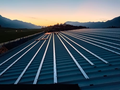 241114_Montage_Schienen_UK_PV-Module