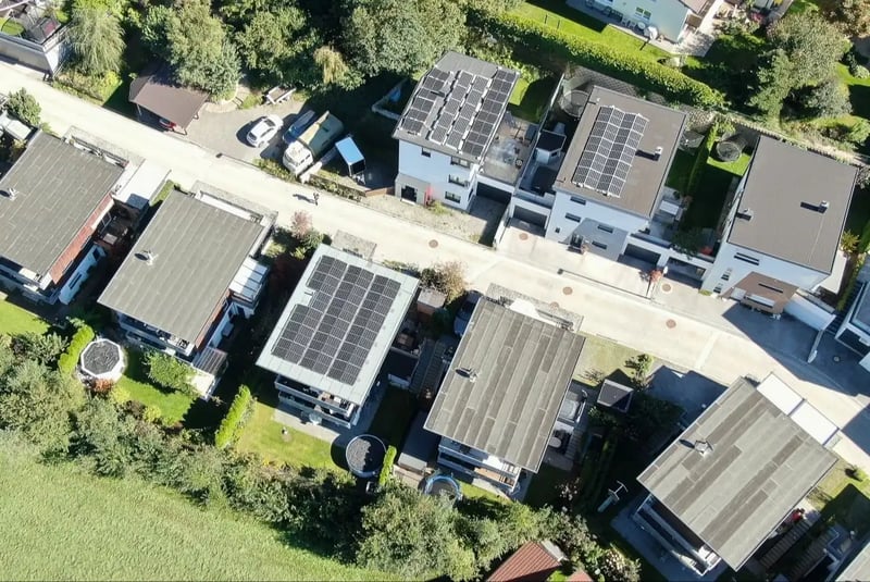 Wohnhäuser aus der Vogelperspektive mit PV Anlage am Dach 
