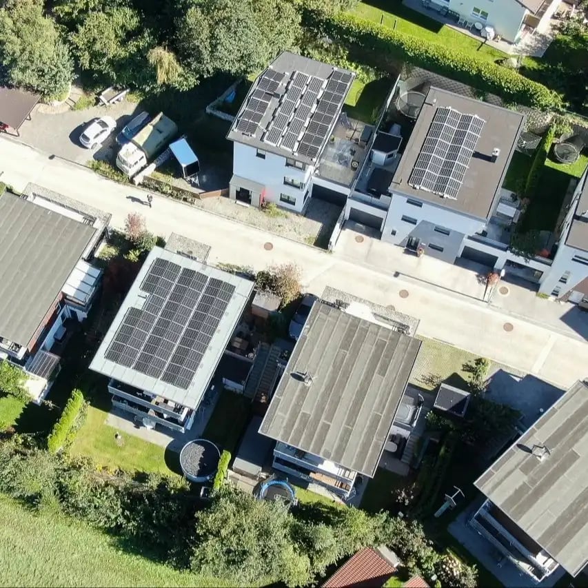 Wohnhäuser aus Vogelperspektive mit PV Anlage am Dach 