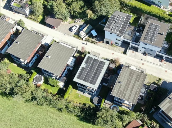 siedlung aus der vogelperspektive mit pv-anlagen am Dach
