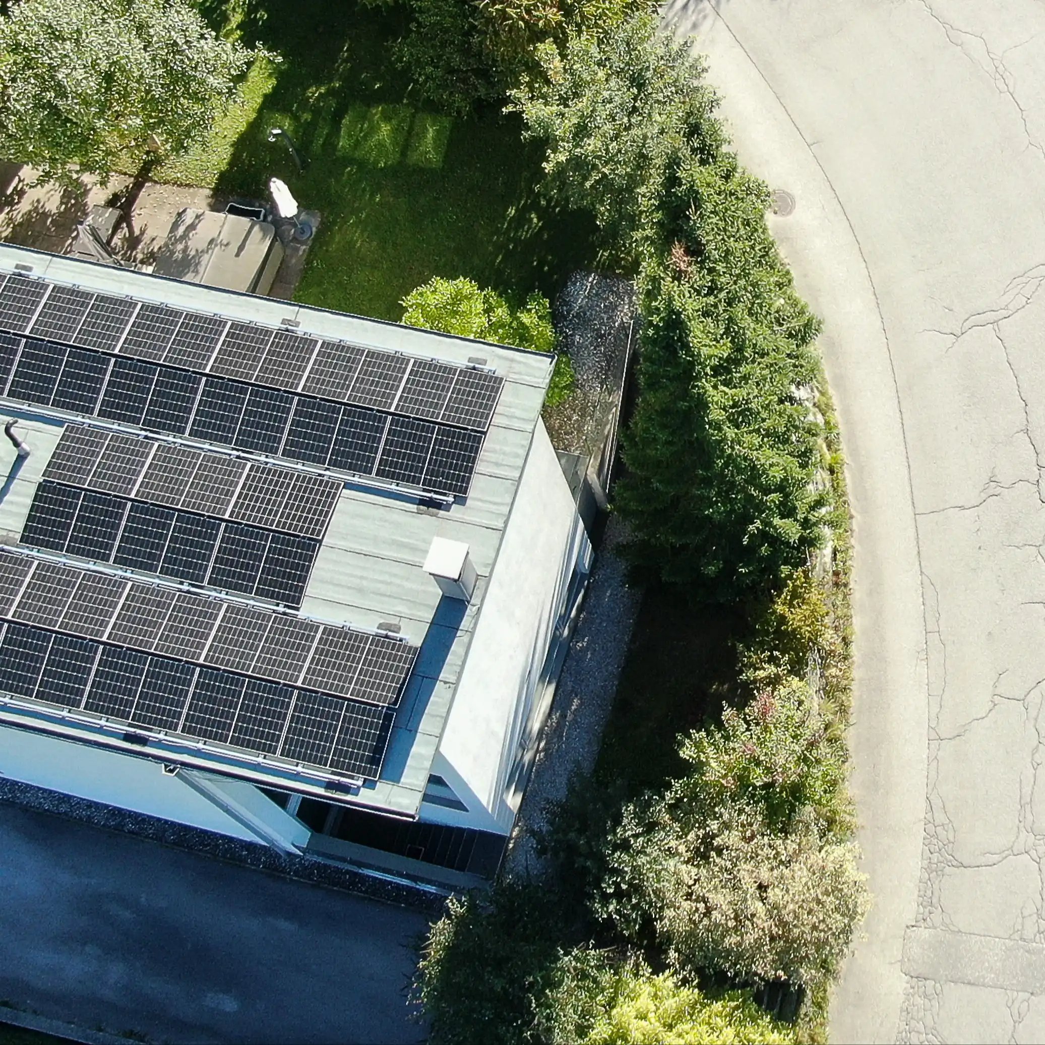 Einfamilienhaus mit PV Anlage aus Vogelperspektive