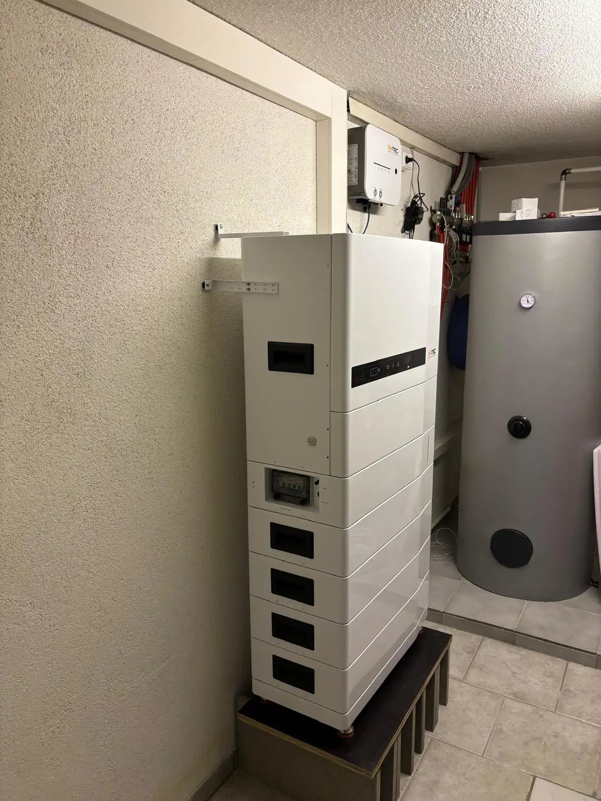 M-TEC Wechselrichter und Speicherbatterie