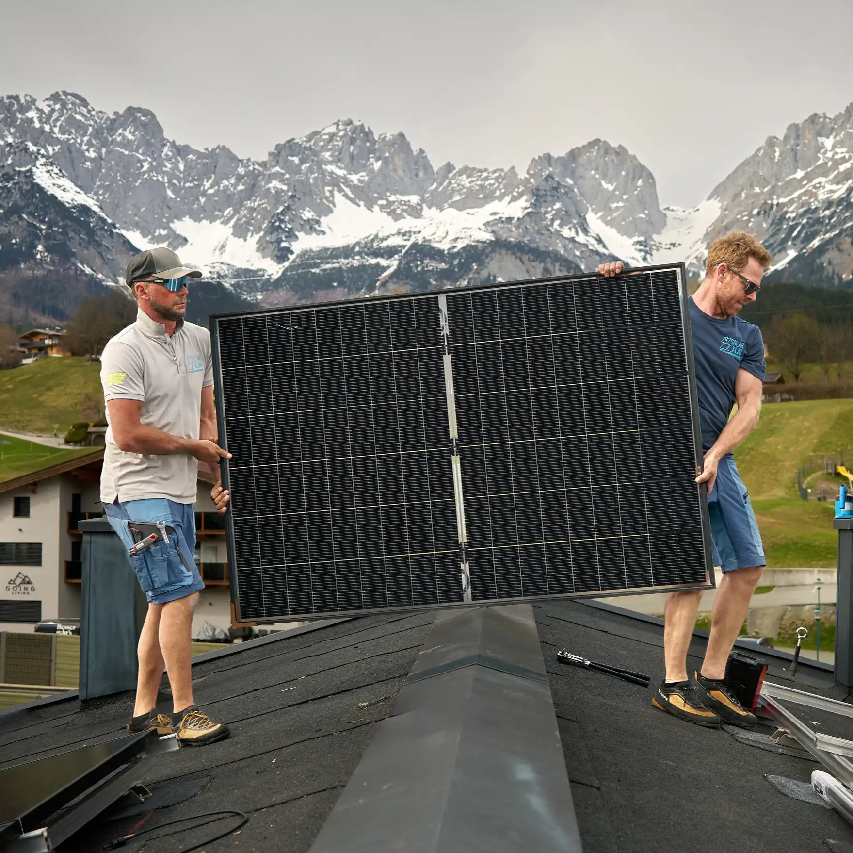 Monteure welche ein PV-Panel tragen