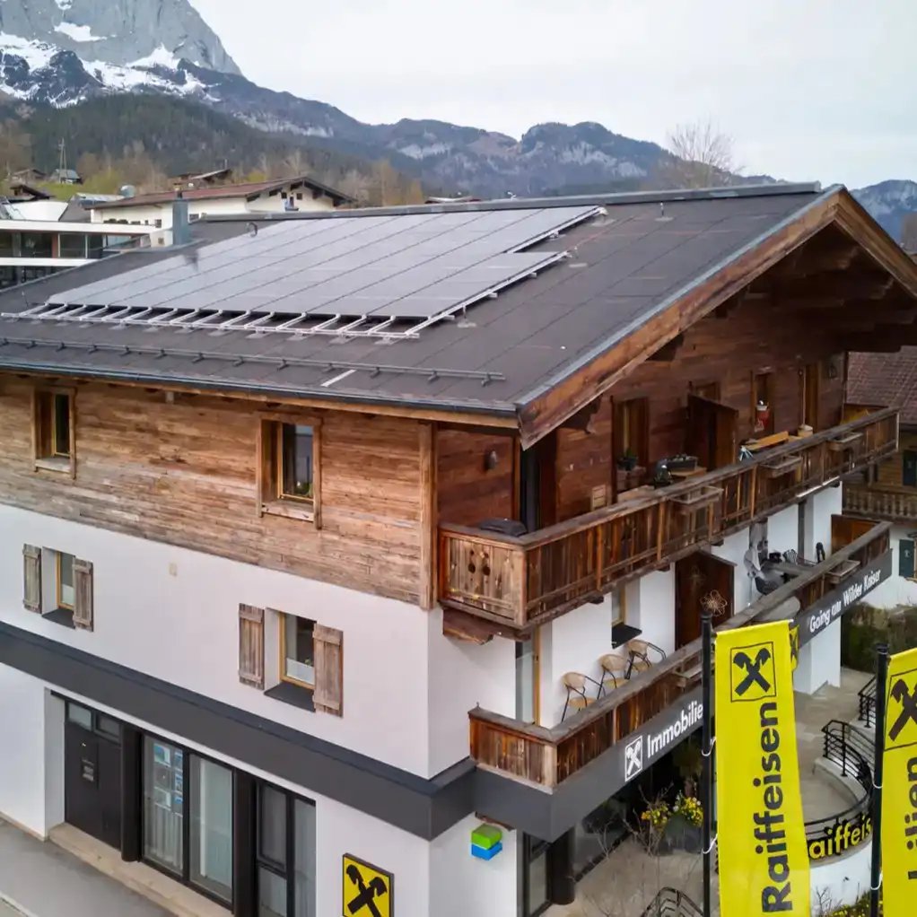 Haus mit PV-Anlage, Bankstelle in Going