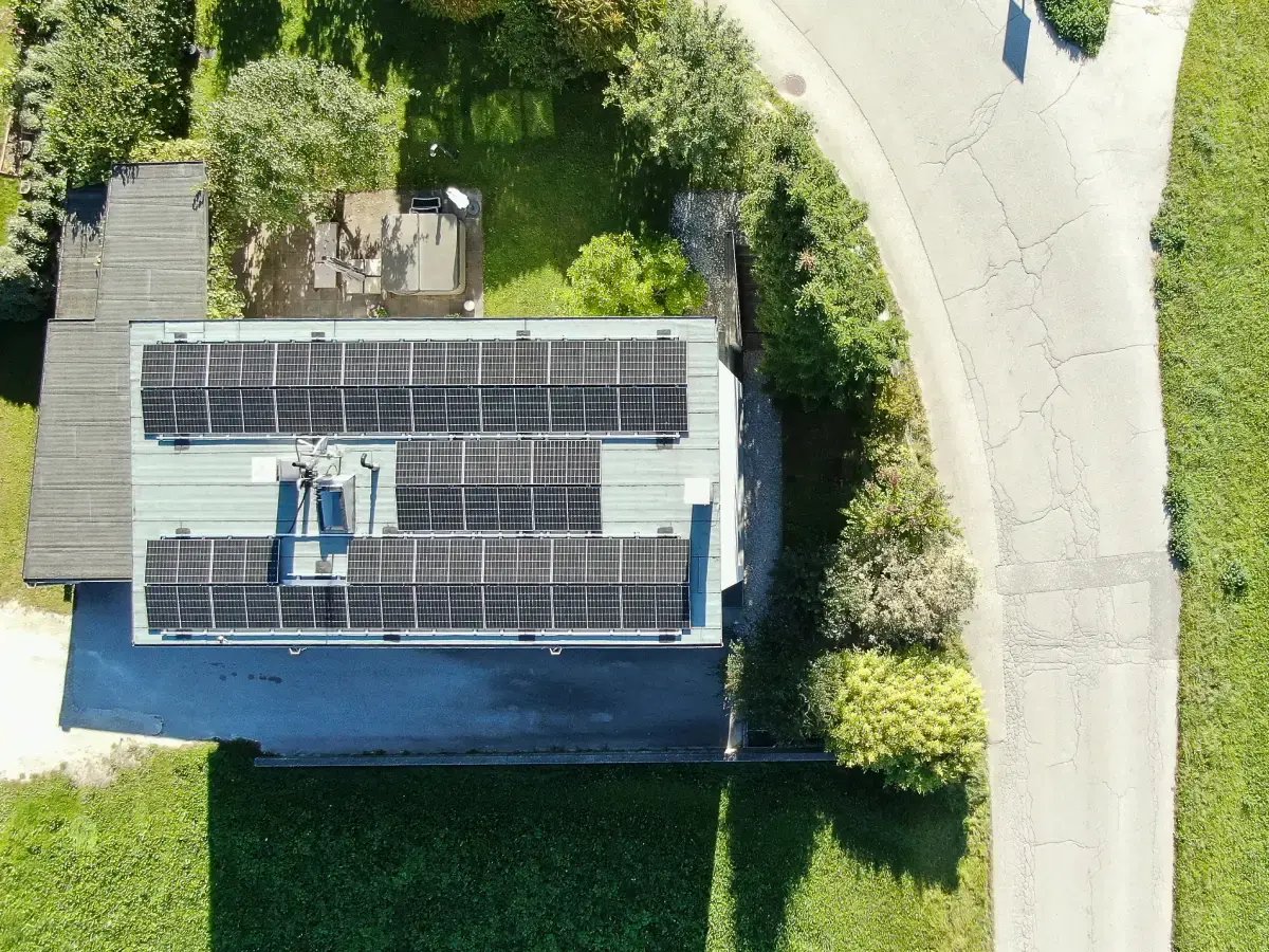 Haus mit PV-Anlage aus Vogelperspektive