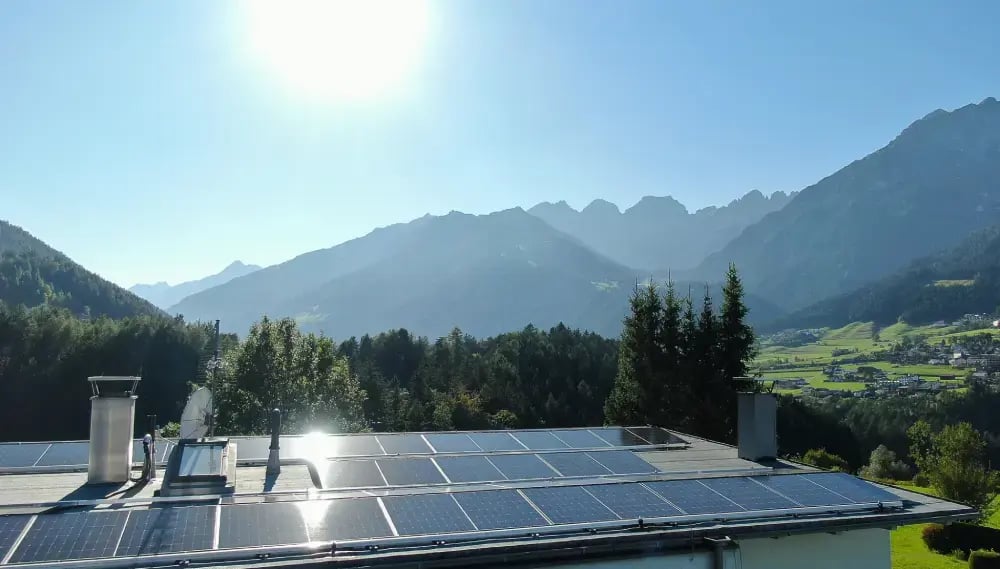 Objekt_Stubai_MieDrohnenshot von einem Haus mit PV-Anlage am Dach aus der Nähe-0220 (1)