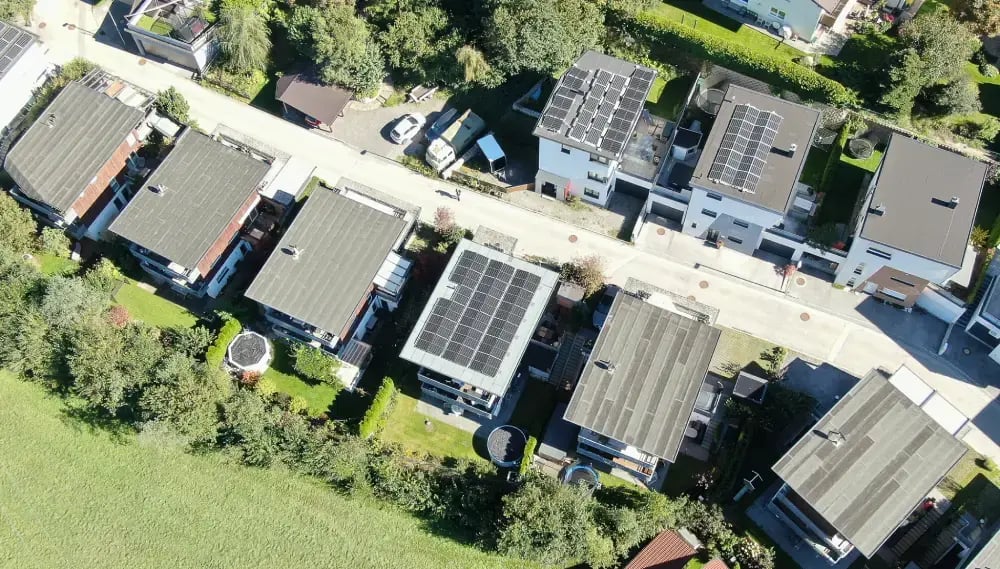Wohnsiedlung mit drei PV-Anlagen auf den Dächern