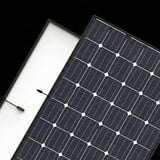 PV-Panel vor schwarzem Hintergrund