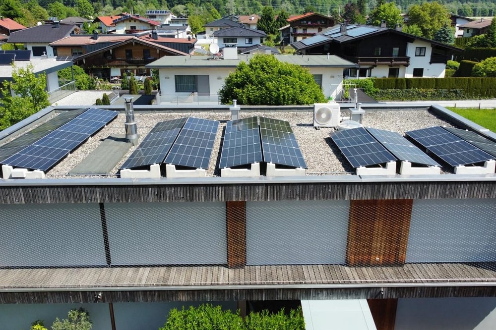 Flachdach mit PV-Anlage
