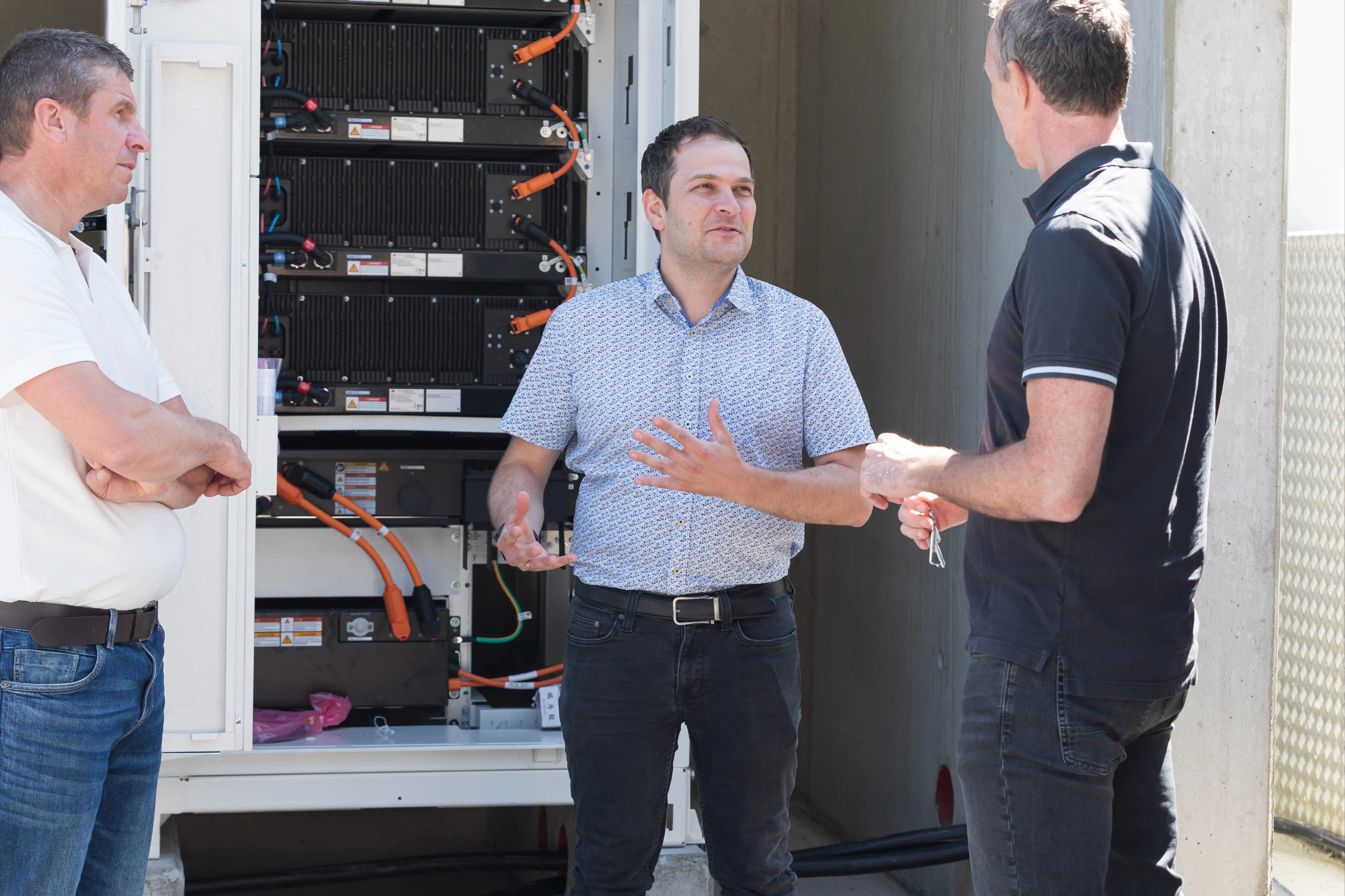 3 Männer vor Gewerbe-Großspeicher