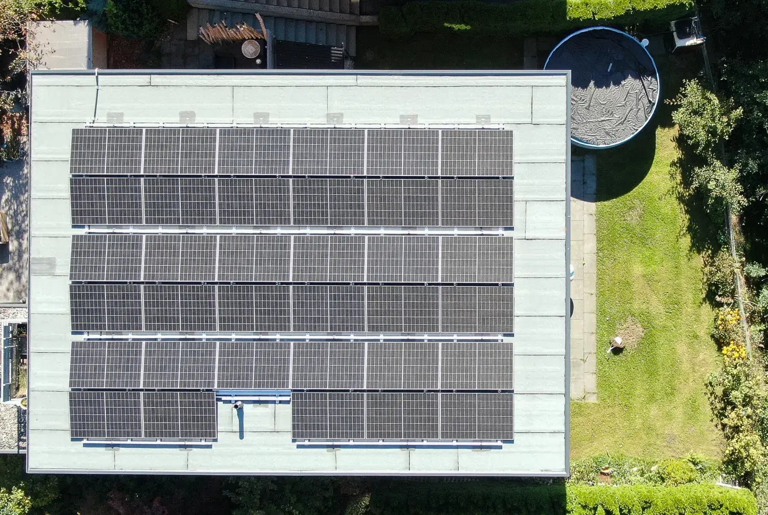 Drohnenaufnahme eines Eigenheims mit PV-Anlage am DAch
