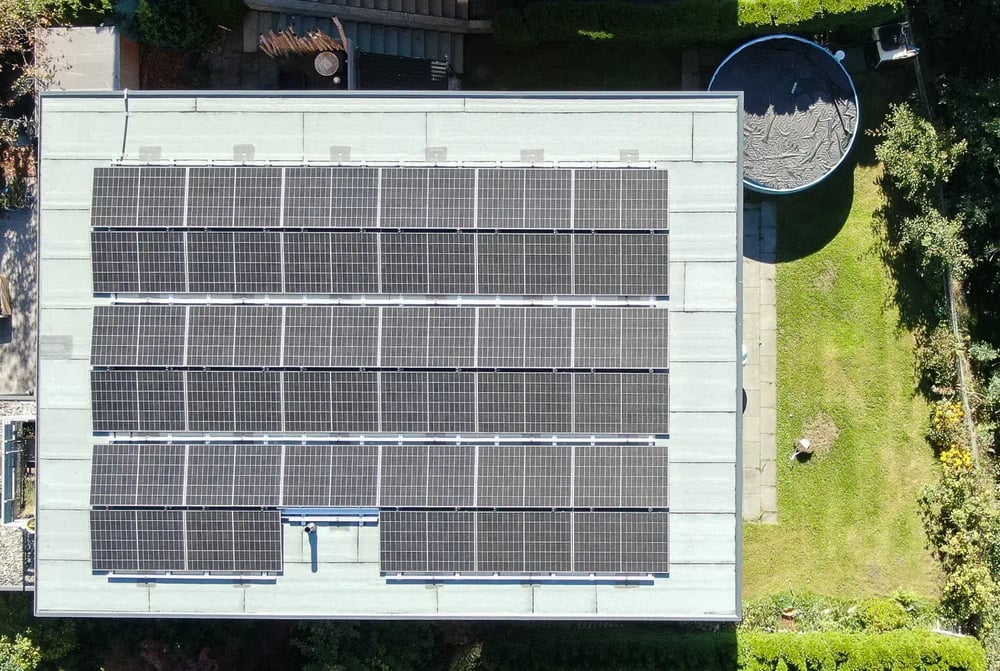 Drohnenaufnahme eines Eigenheims mit PV-Anlage am DAch