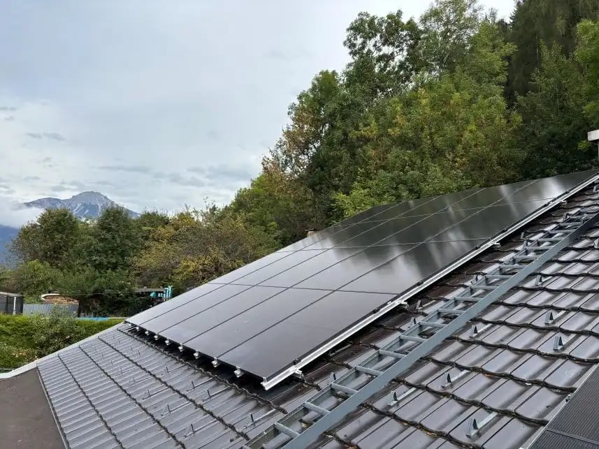 Satteldach mit PV Anlage und Wald im Hintergrund