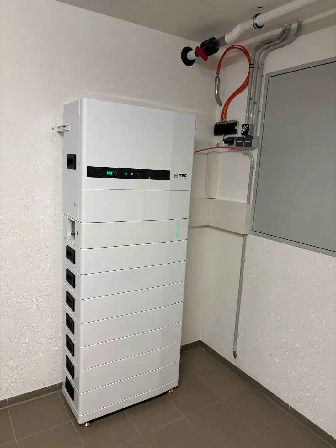Batteriespeicher von M-TEC im Keller von Kunde 