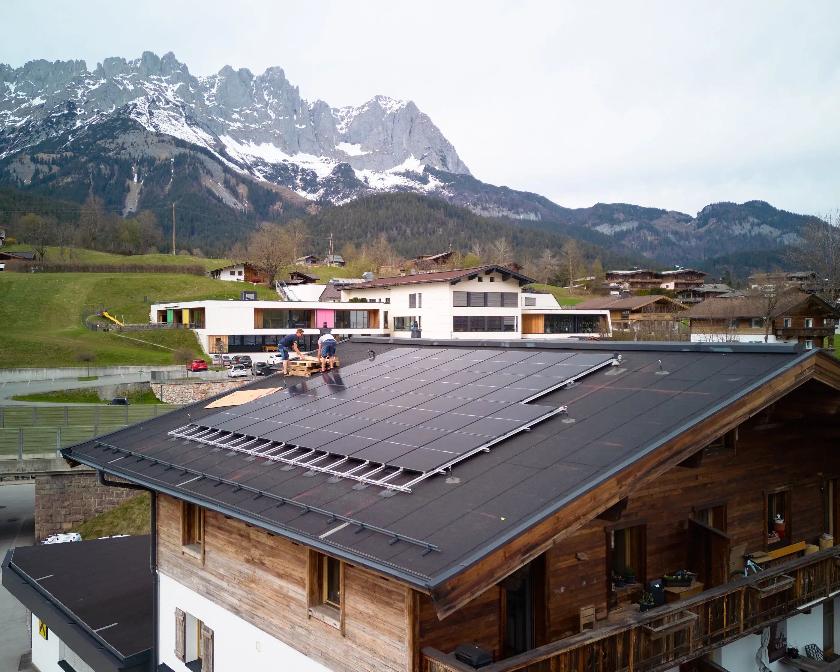 PV-Anlage am Dach wird montiert