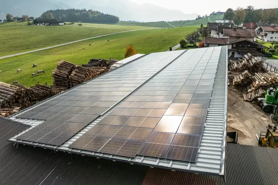 große Dachfläche mit PV-Anlage 