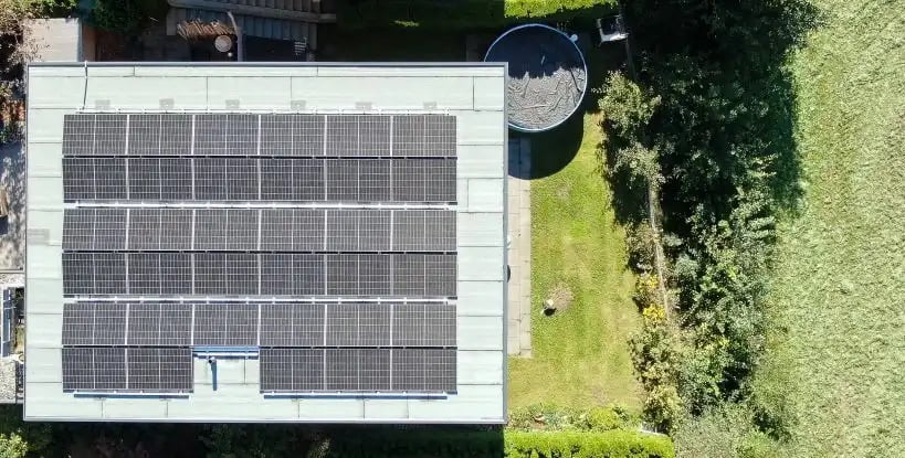 Einfamilienhaus mit PV Anlage am Dach und Garten aus Vogelperspektive fotografiert