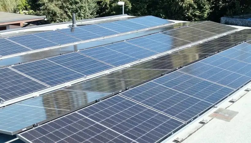 PV Anlage auf einem Hausdach montiert 