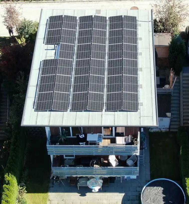 Haus mit PV Anlage am Dach aus Vogelperspektive 