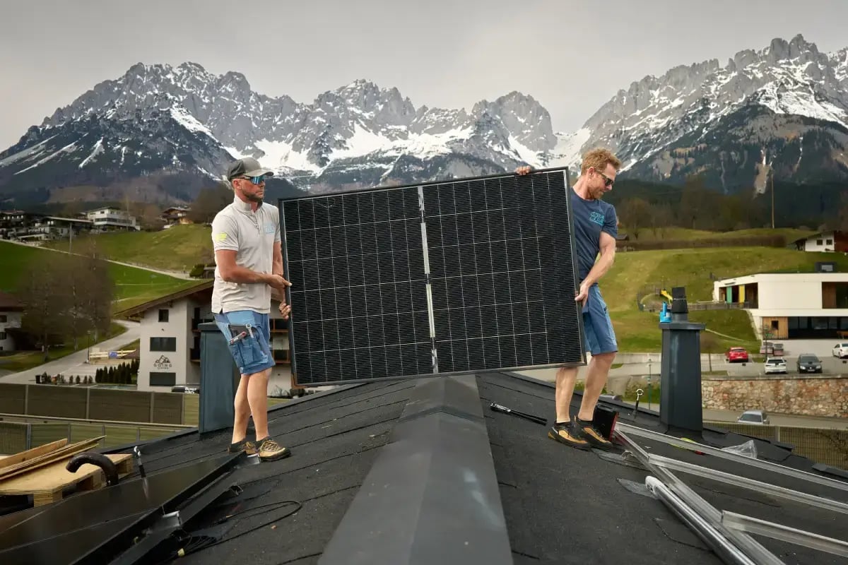 2 Männer mit PV-Panel am Dach