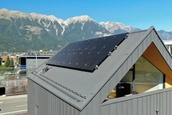 Hausdach mit PV Anlage von vorne fotografiert 