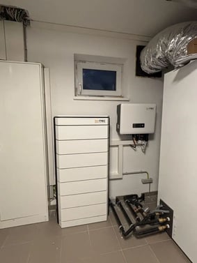 Batteriespeicher im Keller eines Kunden