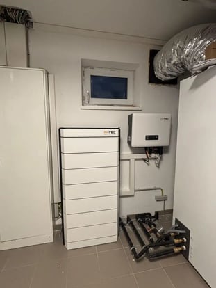 Batteriespeicher im Keller eines Kunden