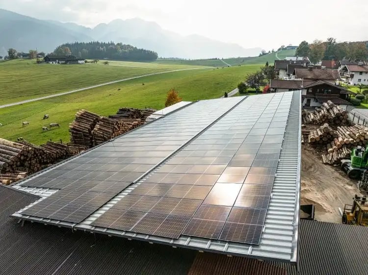 Drohnenaufnahme einer großen PV-Anlage am Dach