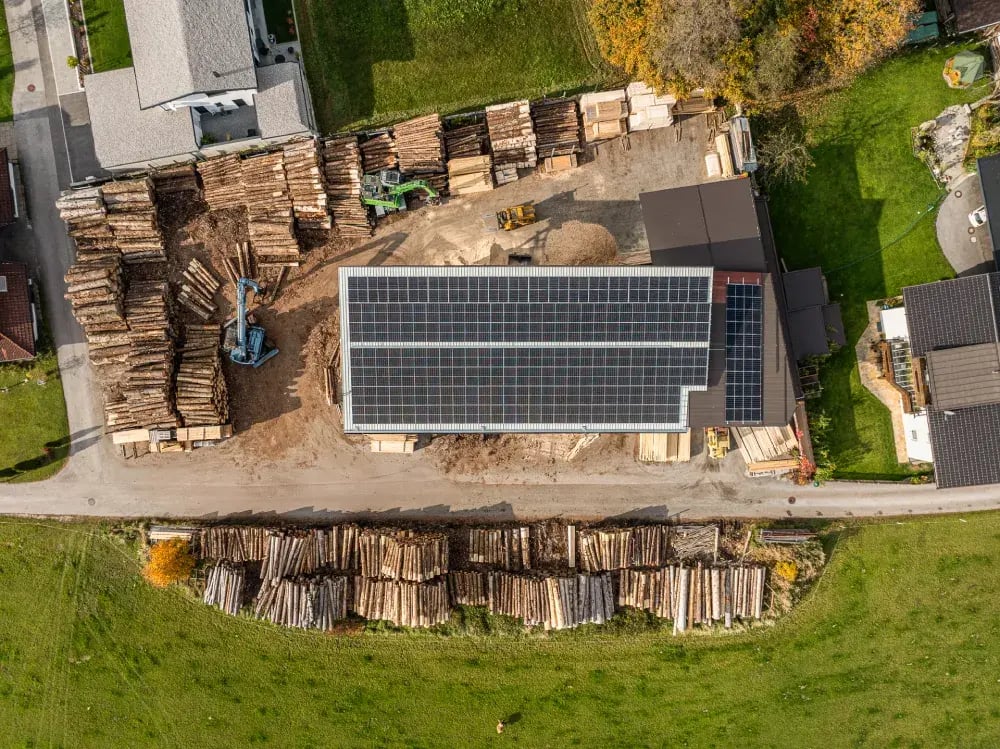 Drohnenshot einer PV-Anlage am Sägewerk von oben