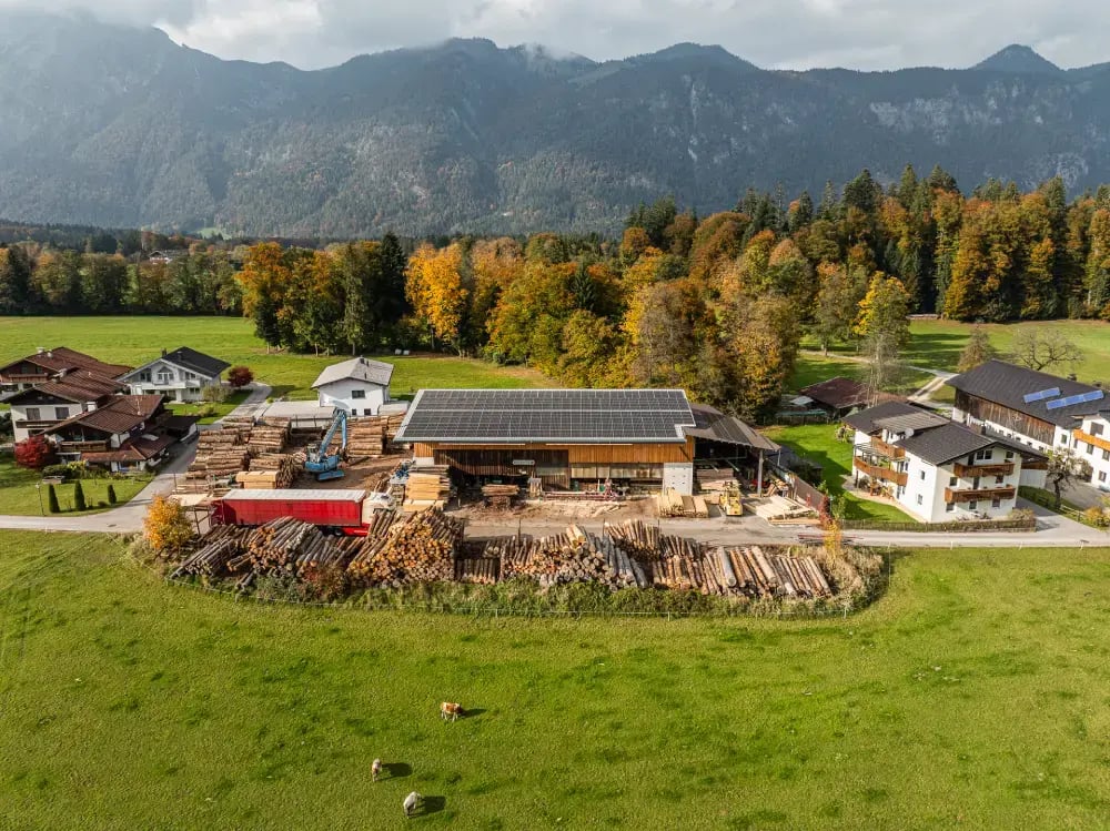 Drohnenshot einer PV-Anlage am Sägewerk von vorne