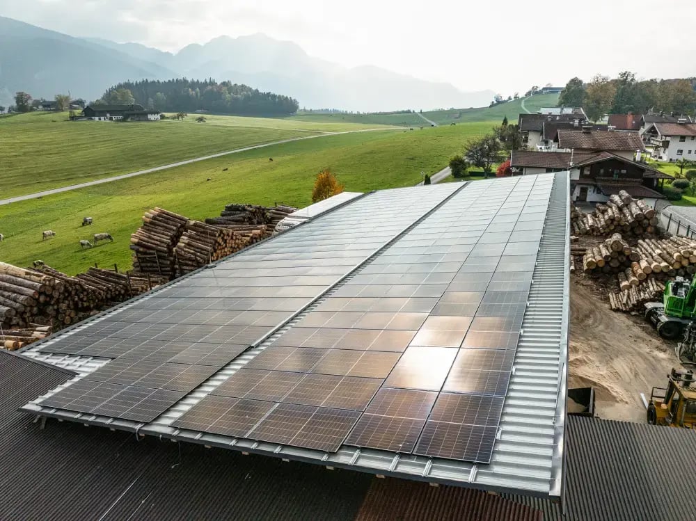 Drohnenshot einer PV-Anlage am Sägewerk von der Seite