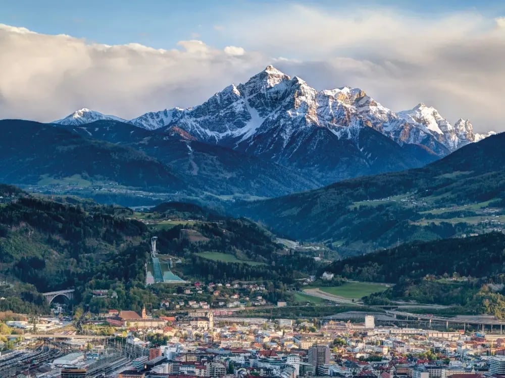 Bild des Bergisel und Stadt Innsbruck