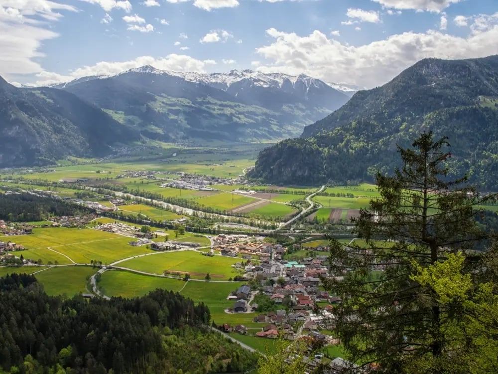 Landschaftsbild in Tirol, grüne Wiesen und Berge