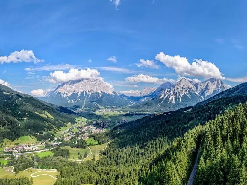 Bild der Zugspitze mit viel grün im Vordergrund