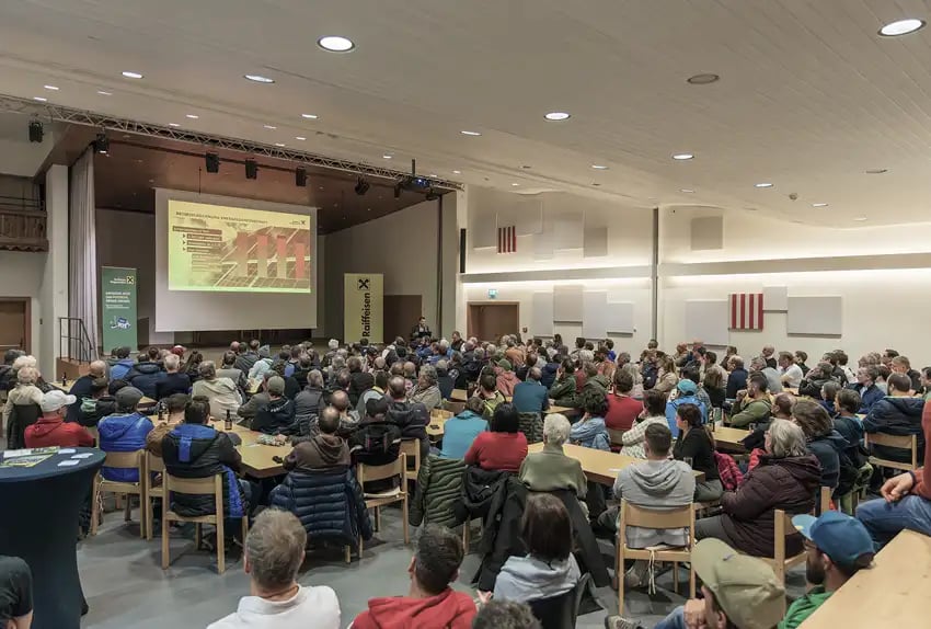 Foto mit vielen Menschen in einem Saal für einen Vortrag