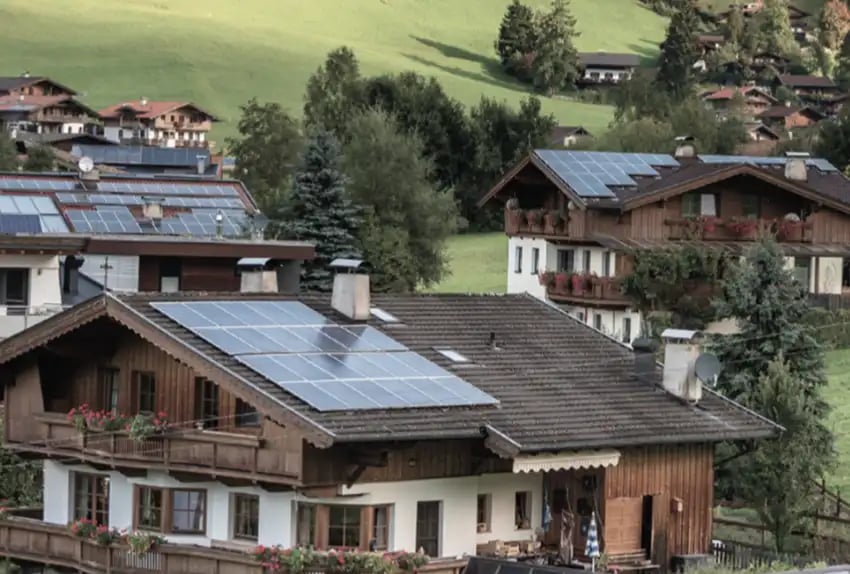 Einfamilienhaus mit einer PV Anlage am Dach 