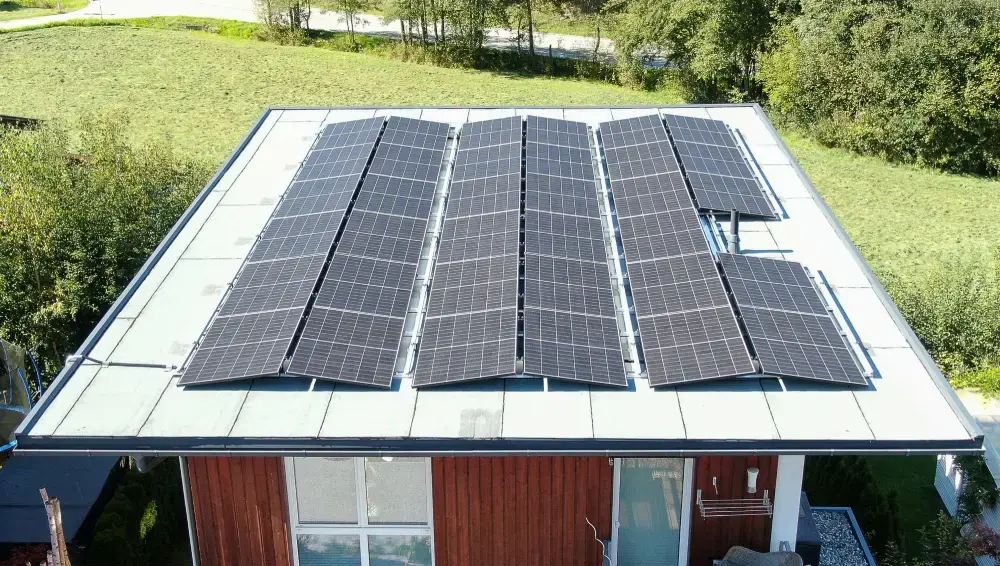Flachdach mit PV-Anlage Flachdach mit PV-Anlage